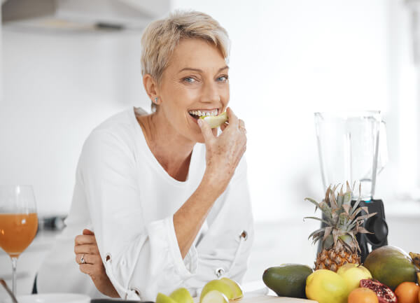 Femme de plus de 50 ans qui adopte une alimentation saine pour perdre du ventre
