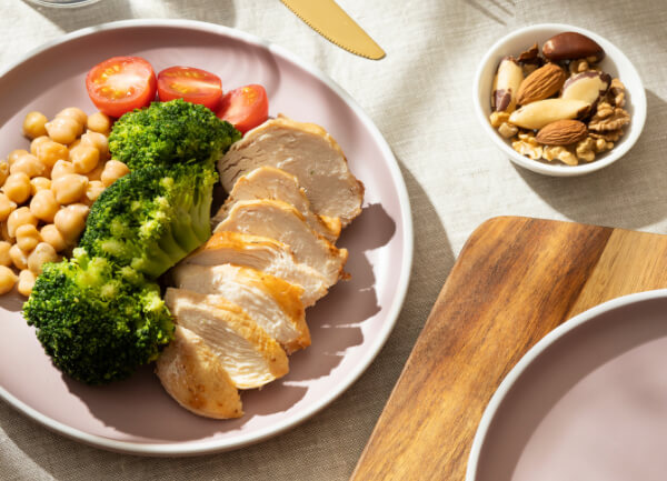 Assiette équilibrée riche en protéines, fibres et bons gras pour un ventre plus plat