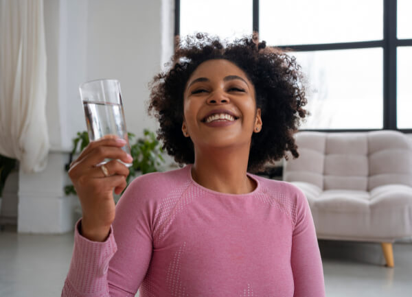 maigrir du visage, bien s'hydrater et éviter l'alcool
