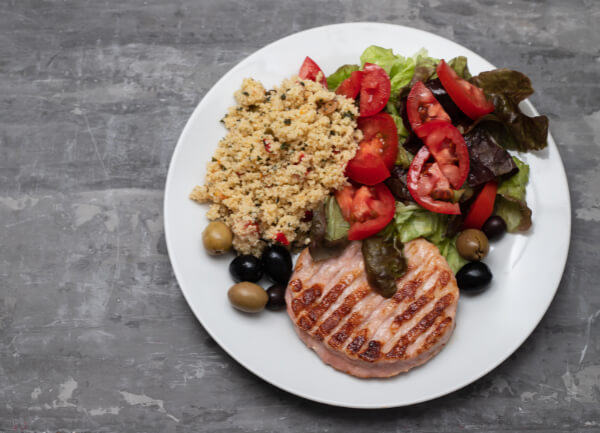 Assiette équilibrée avec 50 % de légumes, 25 % de protéines maigres et 25 % de féculents complets.